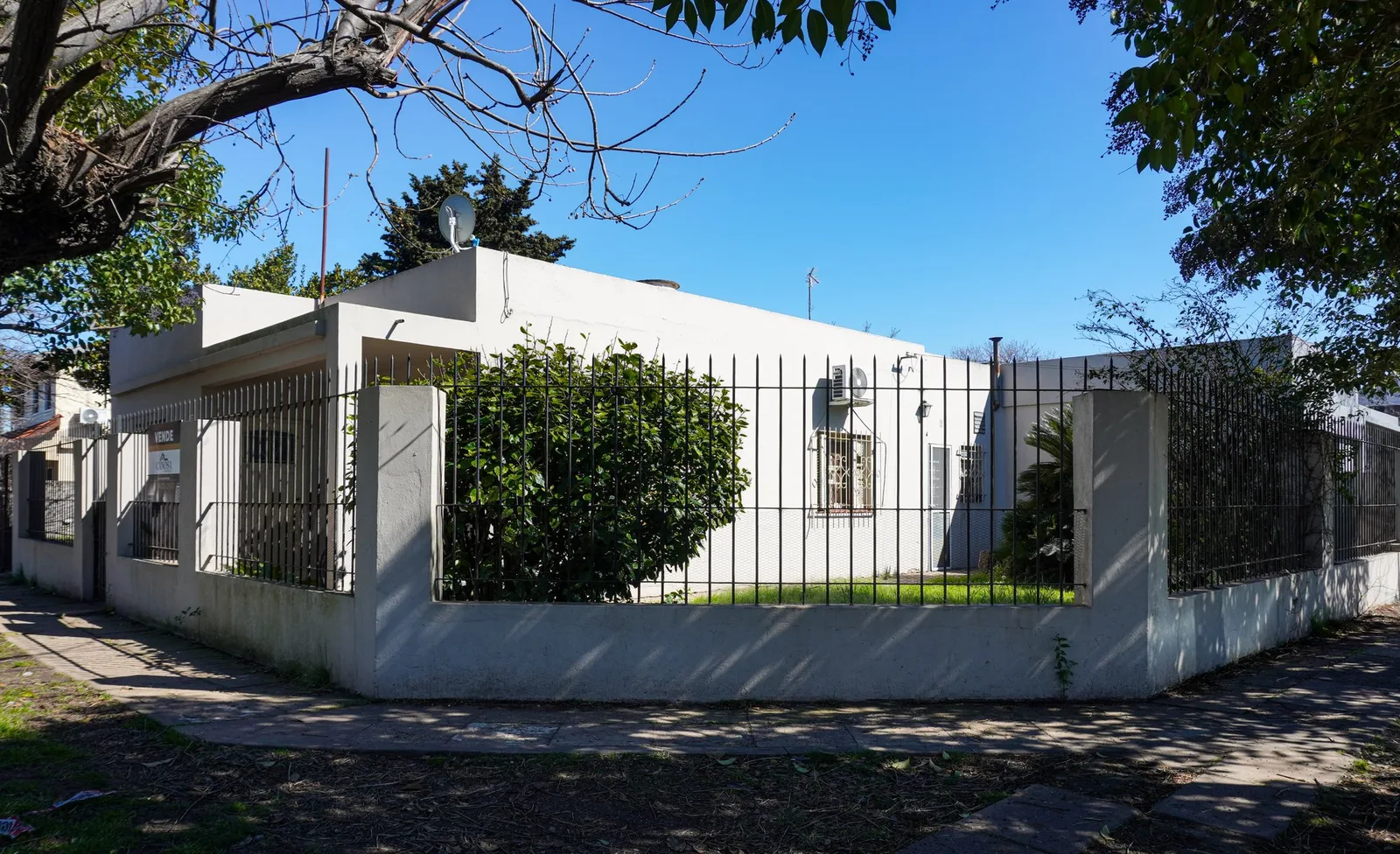 Frente esquina — Casa 4 ambientes · Defensa al 1805, El Talar (Tigre)